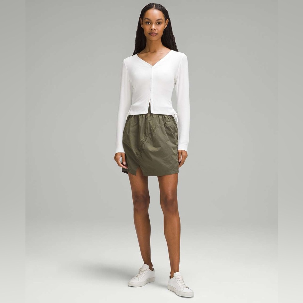 New lululemon athletica Ruched High-Rise
Mini Skirt XS $88 Army Green